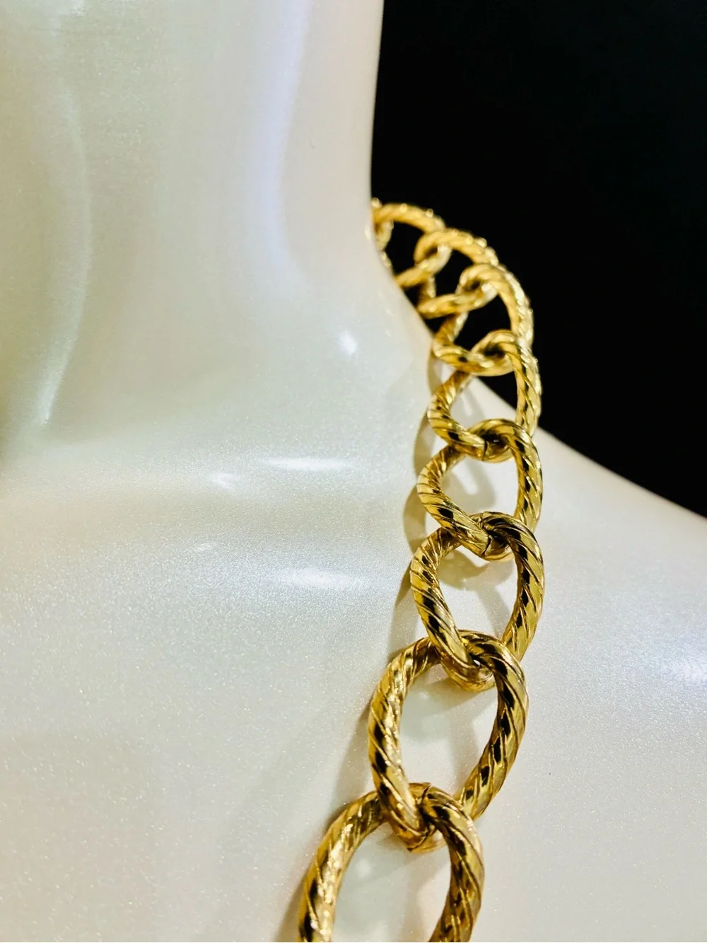 VTG Bold Dramatic Gold-Tone Textured Link Necklace Women’s Trending Jewelry 172g